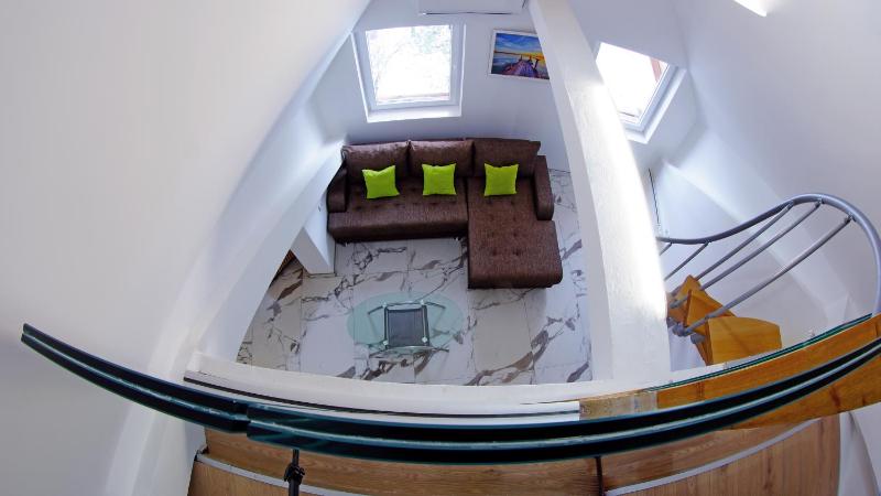 Studio - Split Level image 2