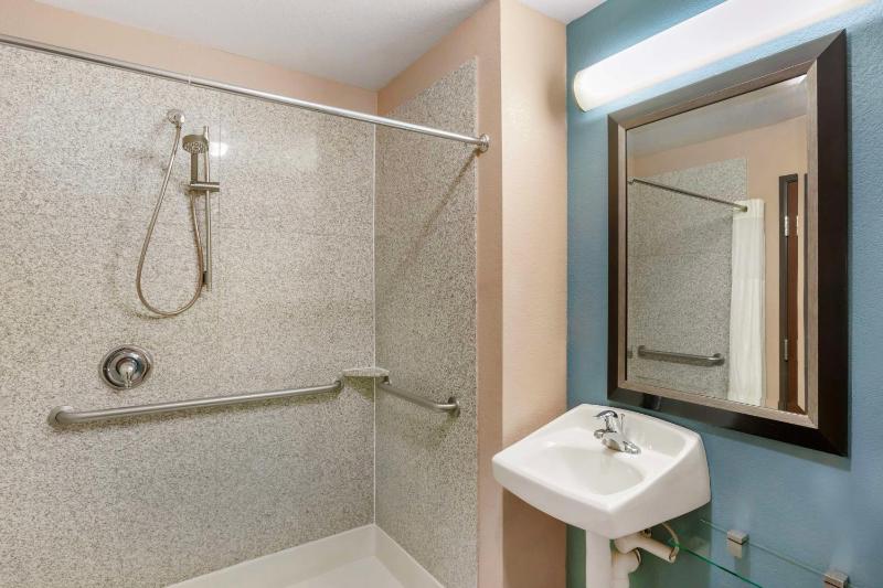 King Suite with Roll-in Shower - Disability Access - Non smoking image 3