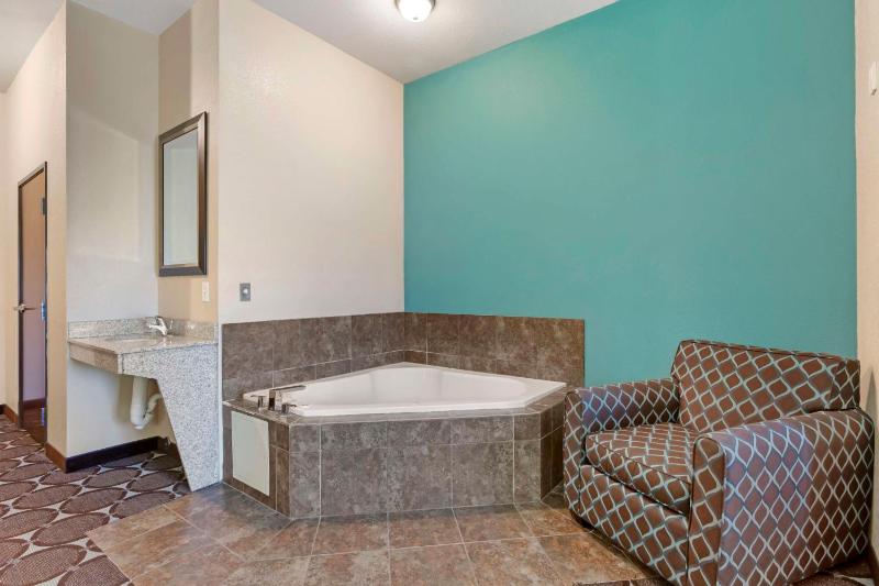 King Suite with Spa Bath - Disability Access - Non smoking image 3