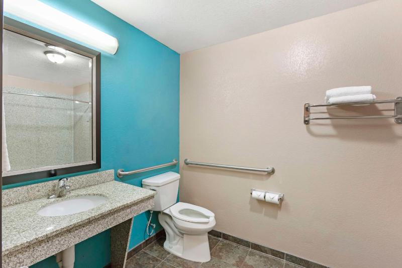 King Room - Disability Access - Non Smoking image 2