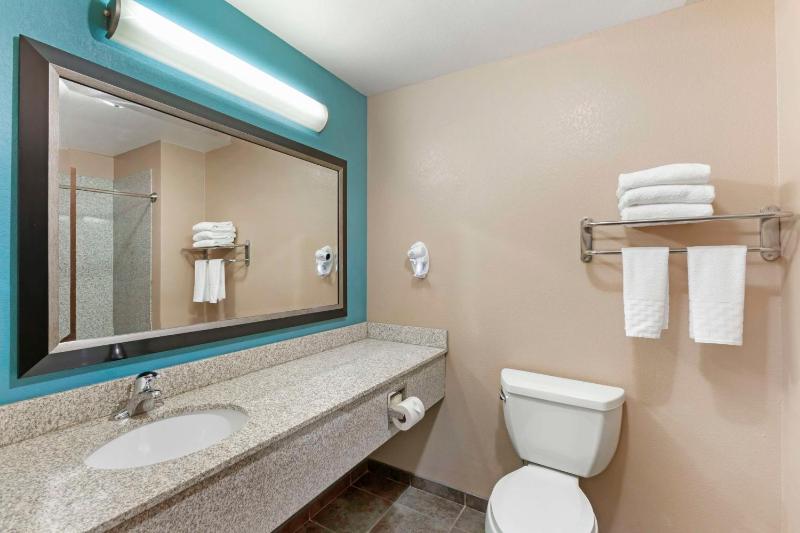 Queen Suite with Two Queen Beds - Non-Smoking image 2