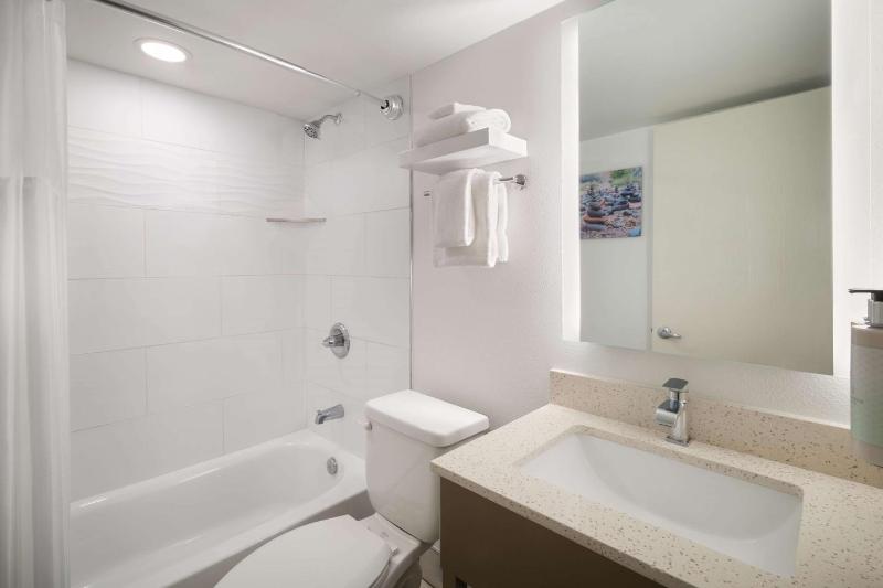 Double Room with Two Double Beds - Non-Smoking image 3