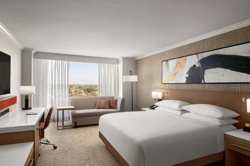 King Room with Sofa Bed image 1
