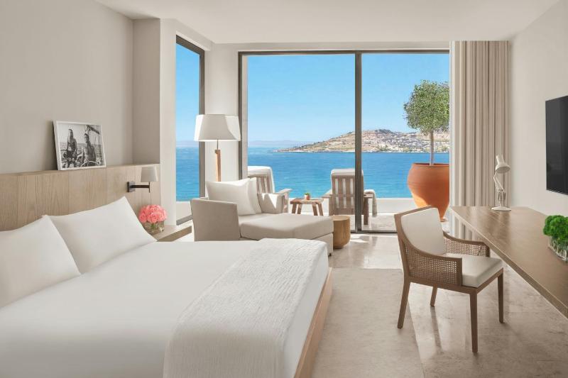 One Bedroom Loft Suite with Sea View image 2