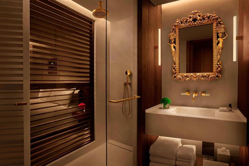 Guest Room, 1 King image 4