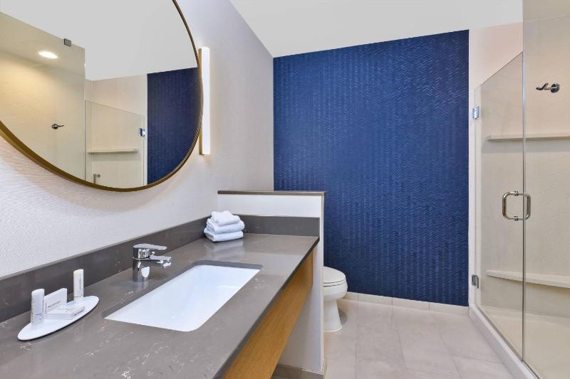 Guest Room, 1 King image 2