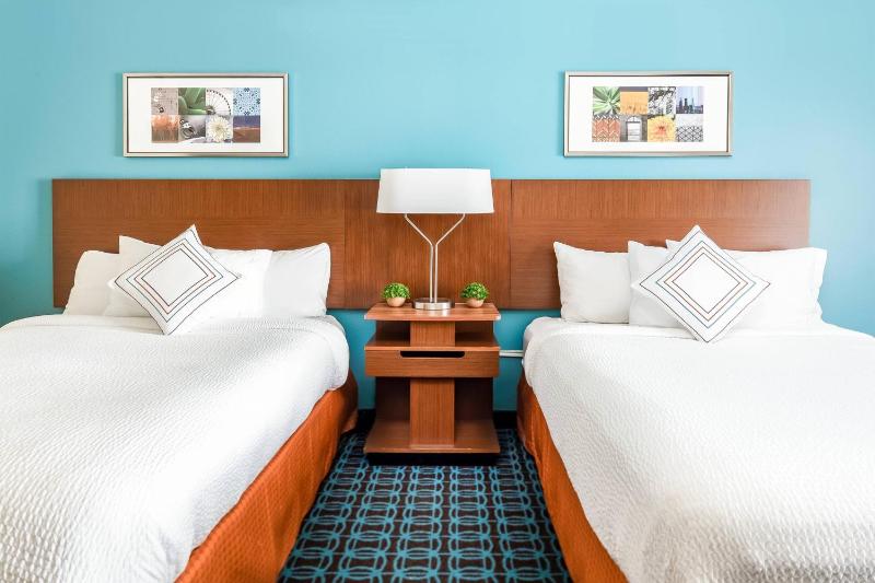 Deluxe Queen Room with Two Queen Beds image 4