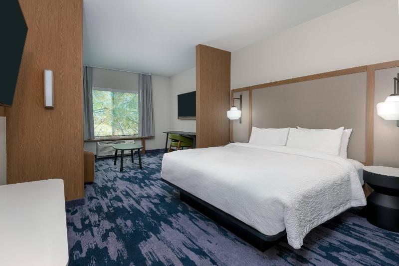 Suite, 1 King, Sofa bed image 3