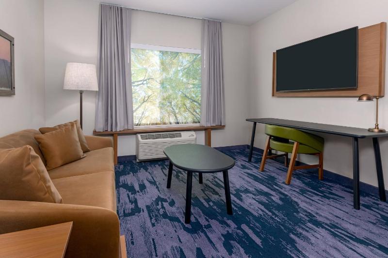 Suite, 1 King, Sofa bed image 2