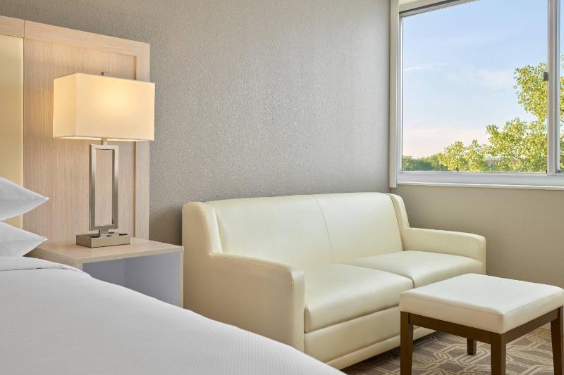 One-Bedroom King Suite with Sofa Bed  image 3