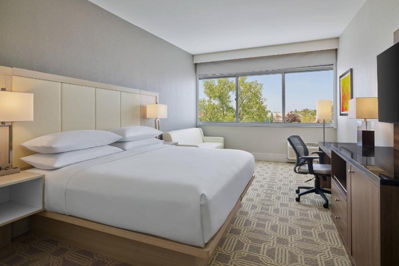 Guest Room, 1 King image 1