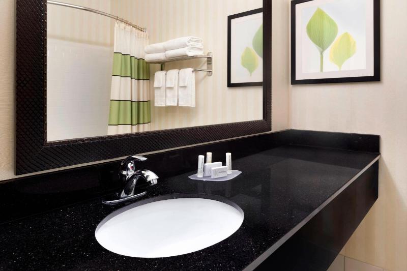 Queen Room with Two Queen Beds and Adapted Tub - Mobility and Hearing Accessible image 2