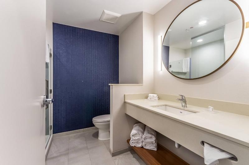 Guest Room, 1 King image 2