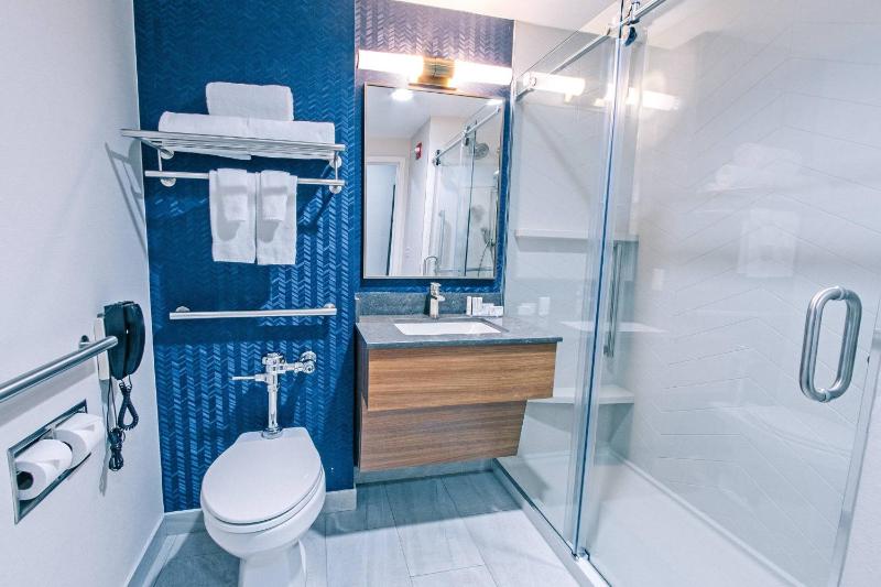 King Room with Roll-in Shower - Mobility and Hearing Accessible image 2