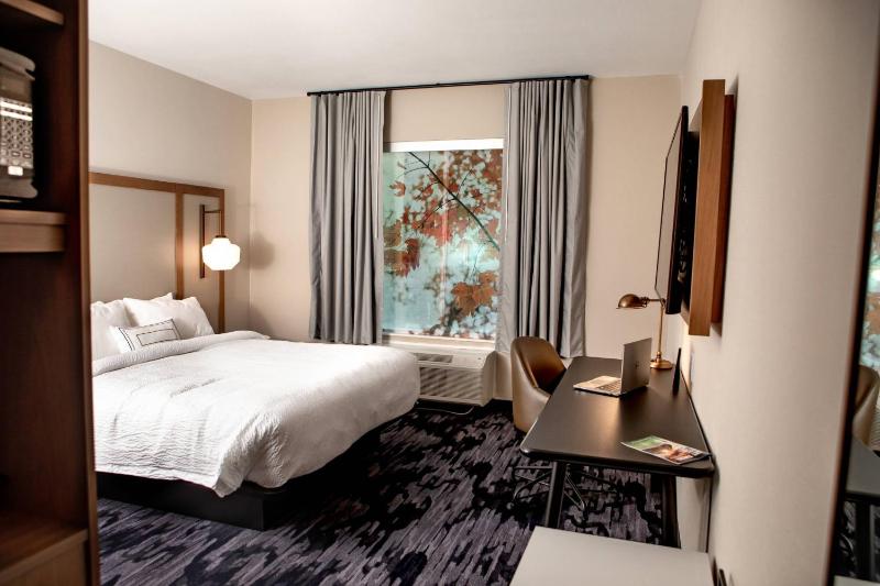 Guest Room, 1 King image 1