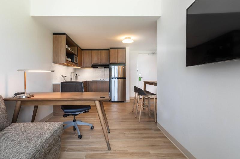 1 Bedroom Suite, 1 King, Sofa bed image 4