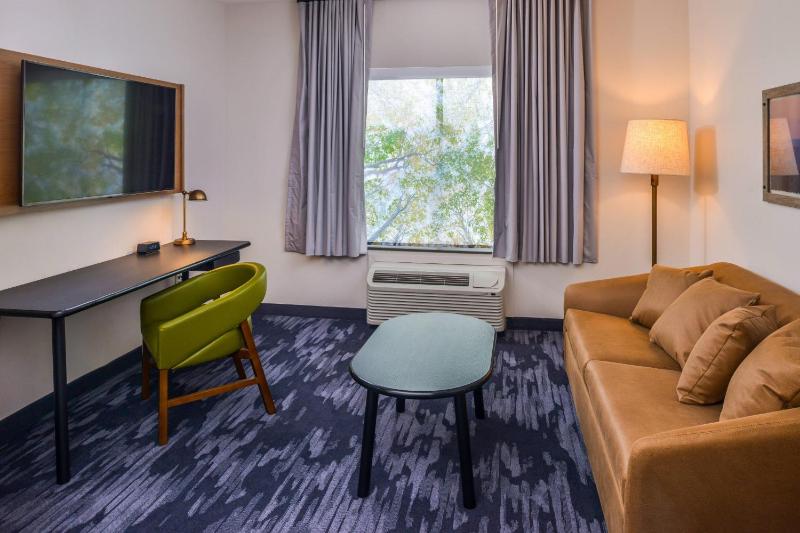 Suite, 1 King, Sofa bed image 3
