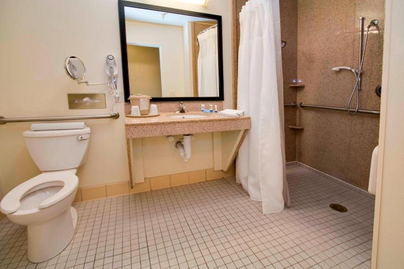 Queen Room with 2 Queen Beds image 2