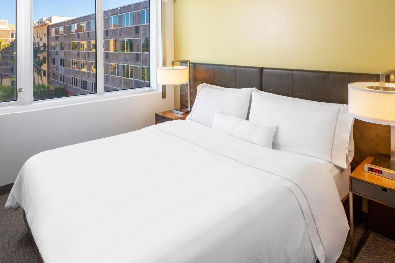 One-Bedroom King Suite with Sofa Bed image 4