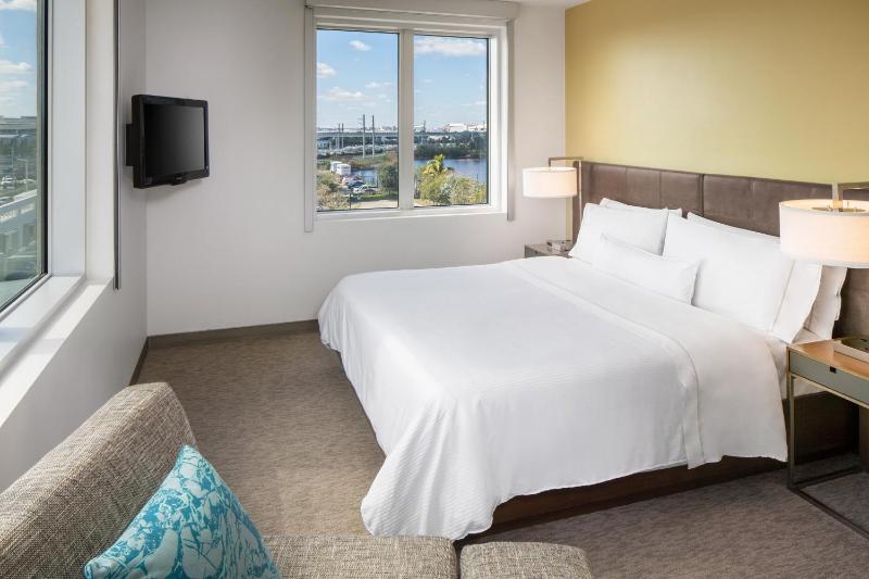 Executive King Suite with Sofa Bed & City View (Corner Room) image 3