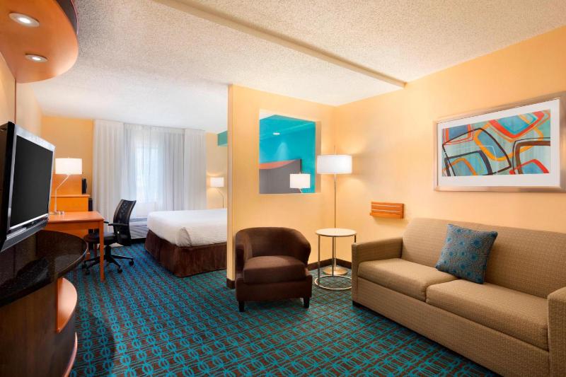 Deluxe King Room with Sofa Bed image 2