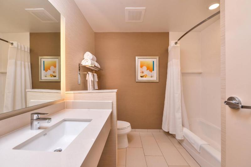 Deluxe Queen Room image 2