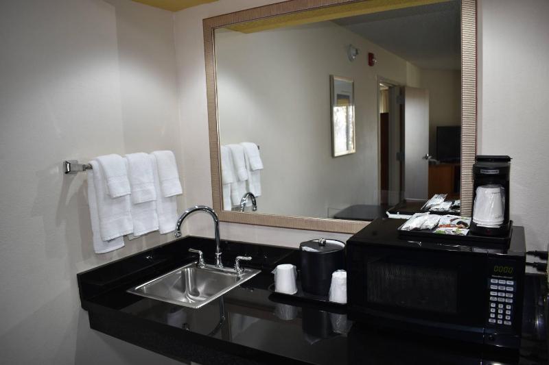 One-Bedroom Suite with Two King Beds and Sofa Bed image 3
