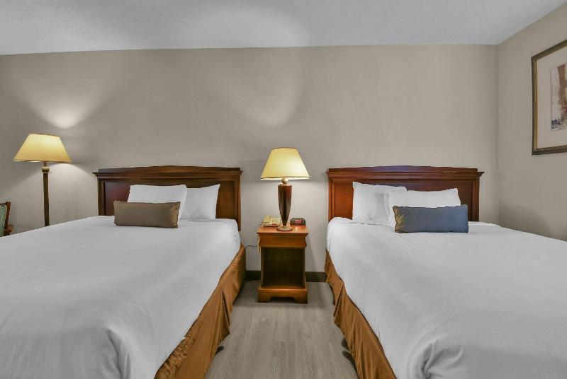 Queen Room with Two Queen Beds - Non-Smoking image 2