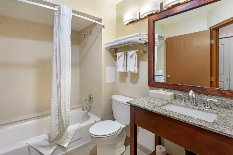 Standard Queen Room with Two Queen Beds - Non-Smoking image 2