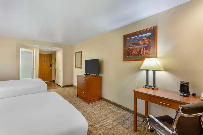 Queen Room with Two Queen Beds - Pet Friendly/Non-Smoking image 3