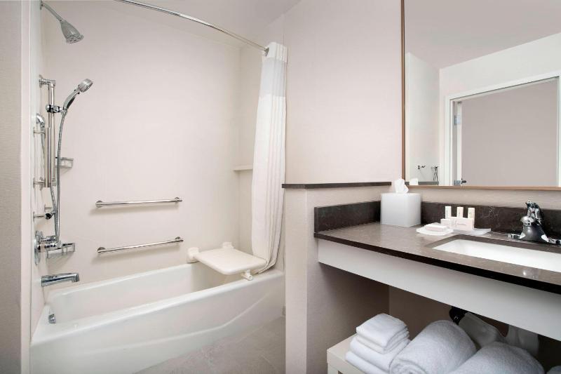 Queen Room with Two Queen Beds image 2