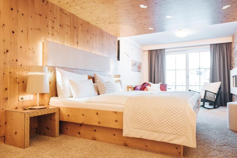 Honeymoon Suite with Infrared Cabin and Mountain View image 2