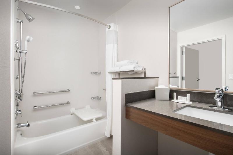 Queen Suite image 2