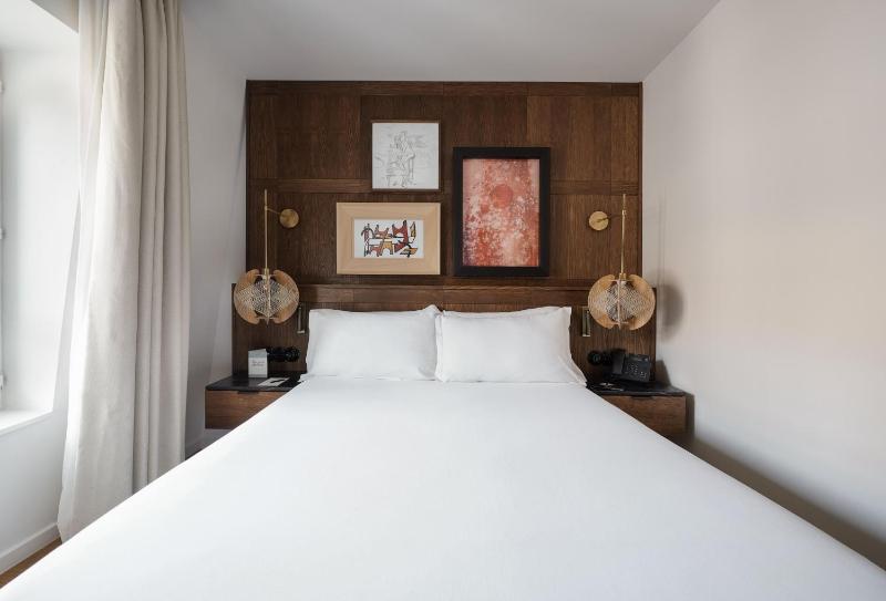 The Petite Signature image 3