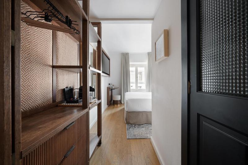 The Petite Signature image 4