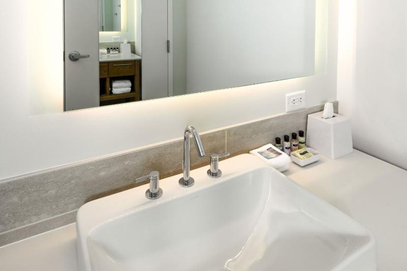 Guest room, 1 King, City view image 4