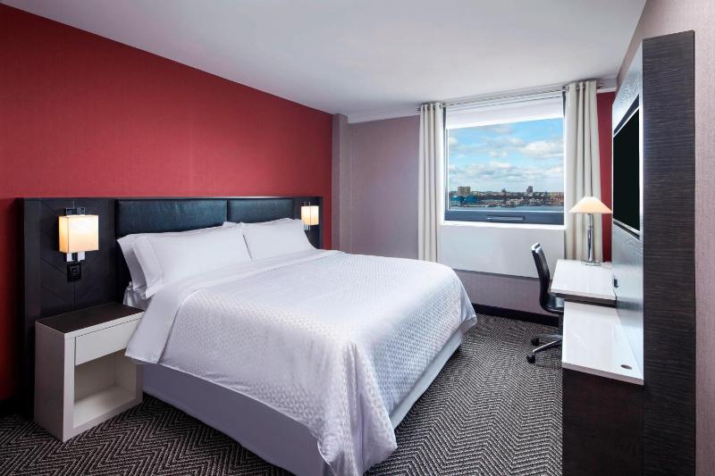 Deluxe Queen Room image 3