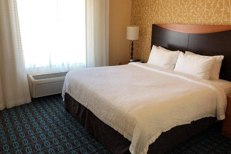 One-Bedroom King Suite with Sofa Bed image 3