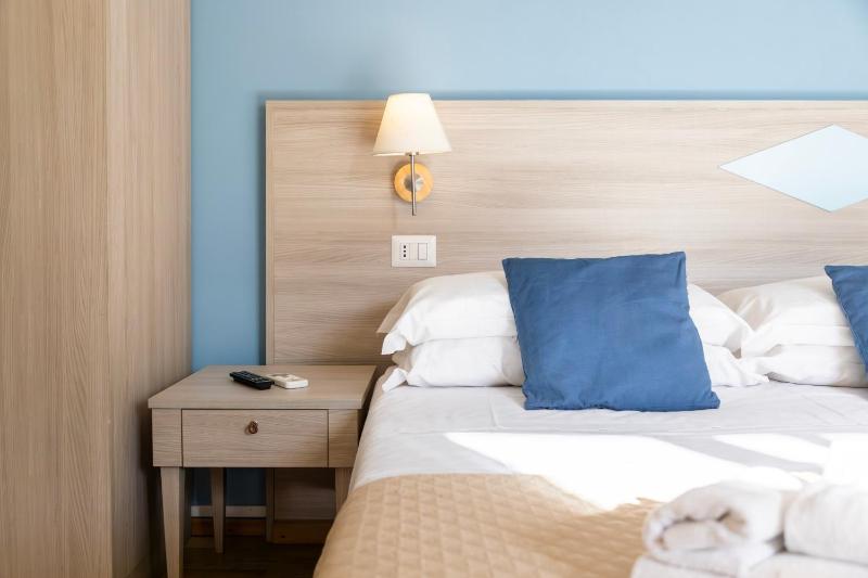 Standard Single Room with Shared Bathroom image 3