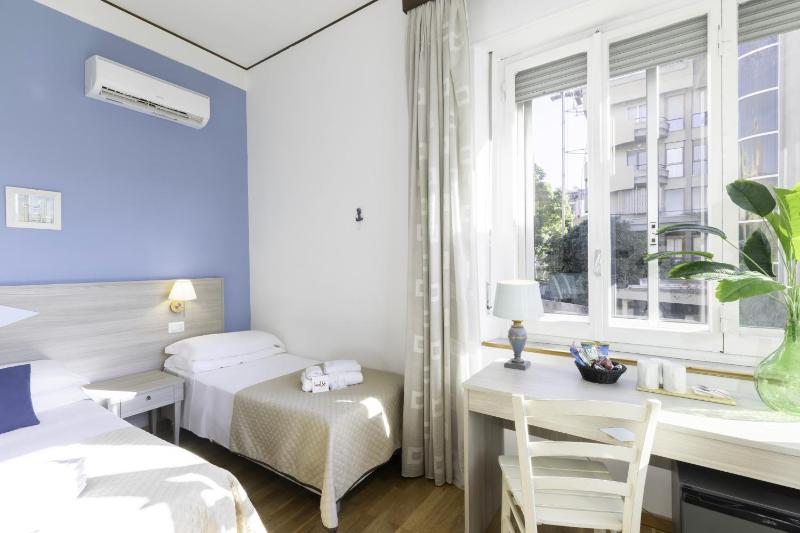 Triple Room with Shared Bathroom image 4