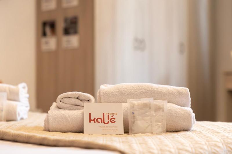 Standard Single Room with Shared Bathroom image 2