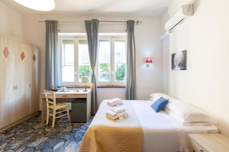 Quadruple Room with Shared Bathroom image 4