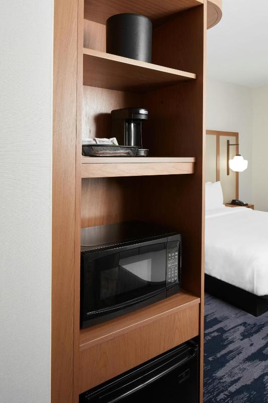 Guest Room, 1 King image 2