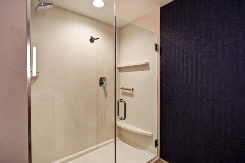 Guest Room, 1 King image 2