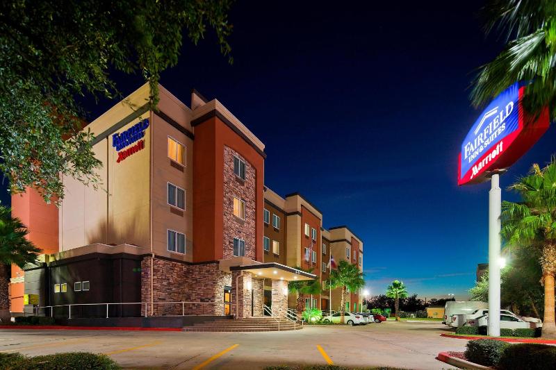 Fairfield Inn & Suites by Marriott Houston Hobby Airport - image 2