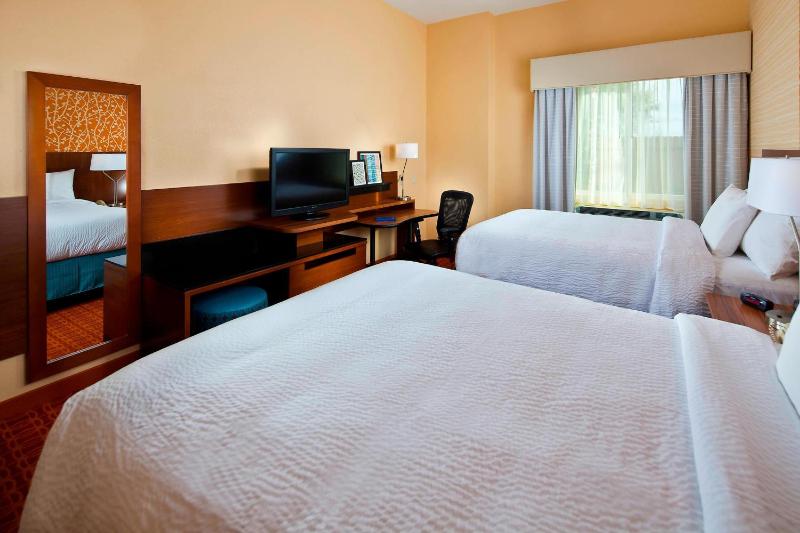 Fairfield Inn & Suites by Marriott Houston Hobby Airport - image 8
