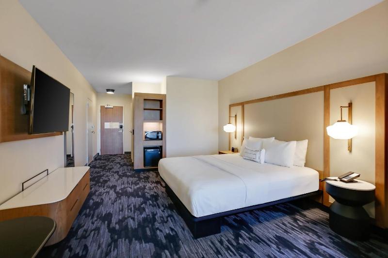 Suite, 1 King, Sofa bed image 3