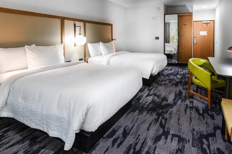 Queen Room with Two Queen Beds and Adapted Tub - Mobility Accessible image 1