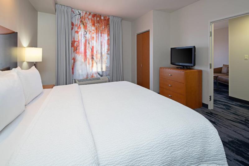1 Bedroom 2 room Suite, 1 King image 1