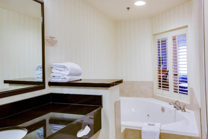 King Room with Whirlpool image 3